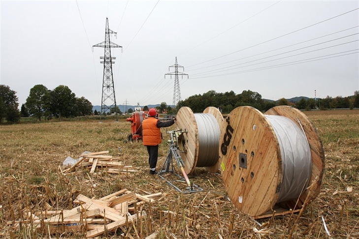 Rekonstrukcija 110 kilovoltnega daljnovoda Podlog-Lava v polnem teku