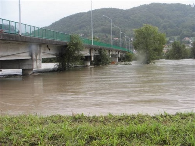 Večina rek ponoči začela upadati, v NEK brez težav