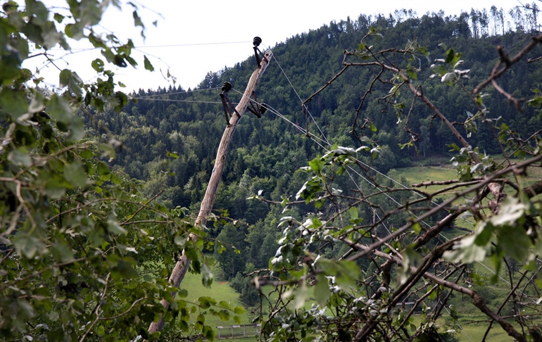 Orkanski veter poškodoval tudi električne vode