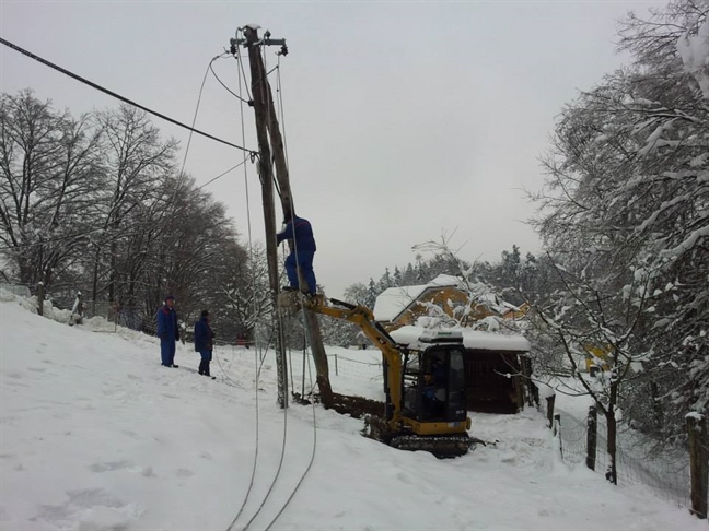 Električna energija se počasi vendarle vrača v domove