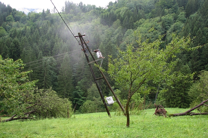 Včerajšnje neurje spet oviralo dobavo električne energije