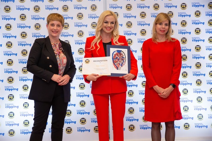 Katja Fašink med dobitniki nagrad PRO PR GLOBE Awards