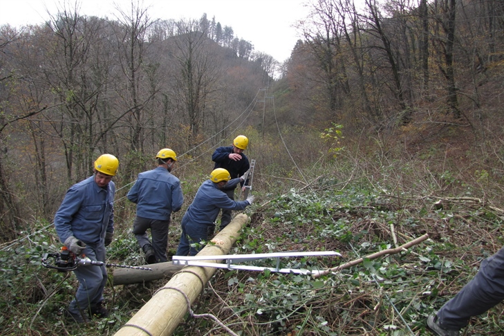 Zaradi neurja v zadnjih dneh tudi izpadi električne energije