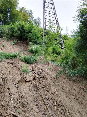 Poplave niso prizanesle niti objektom prenosnega omrežja, grozijo še plazovi