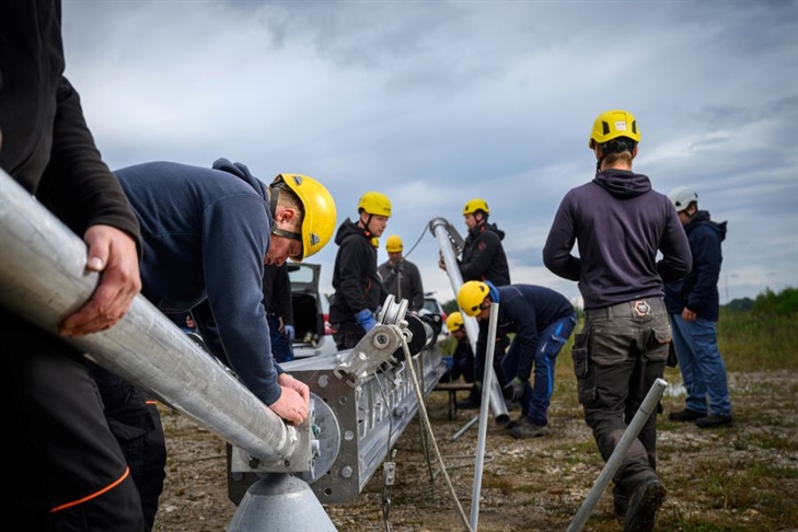 Elektrodistributerji izvedli skupno vajo postavljanja havarijskih stebrov