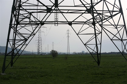 Za znižanje cen elektrike bodo nujne tudi naložbe v evropsko omrežje